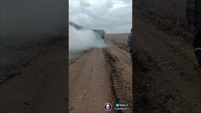 Эвакуация уничтоженного украинский бронетранспортера VAB, французского производства.