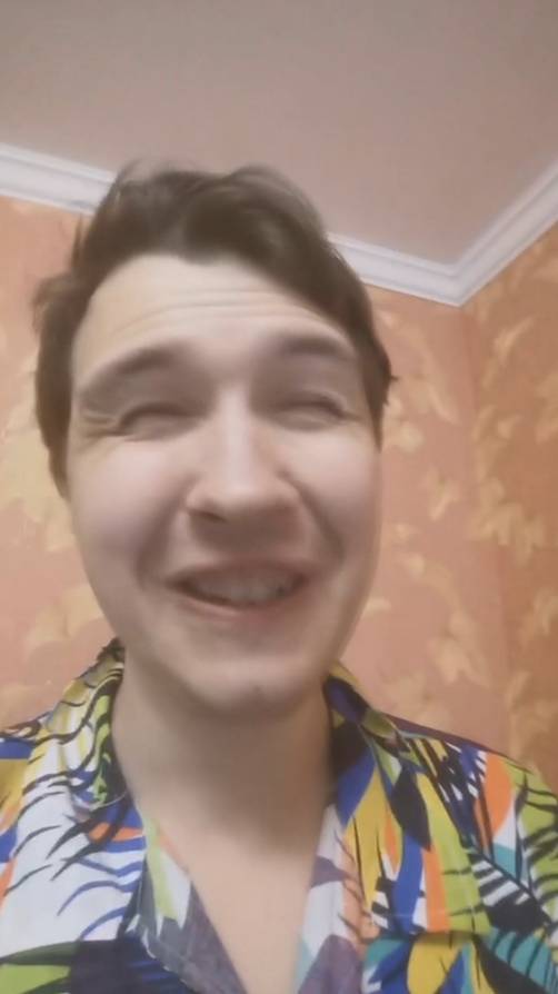 Человек, который не знает как приветствовать знакомых