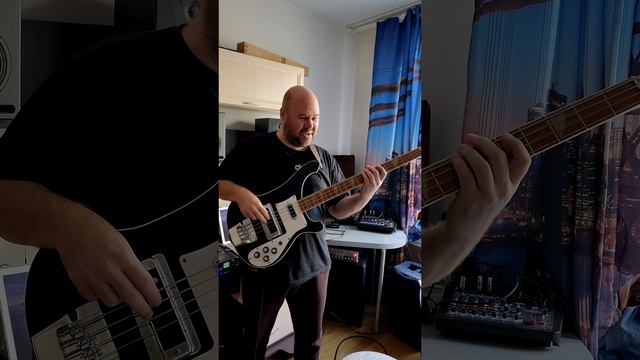 Шикарный легендарный Rickenbacker 1980 года из коллекции @sokulersergey 
Классный бас, поздравляю