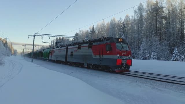 Грузовой состав под 2ЭС5К в районе деревни Головизнинцы Кировской области (07.01.2024)