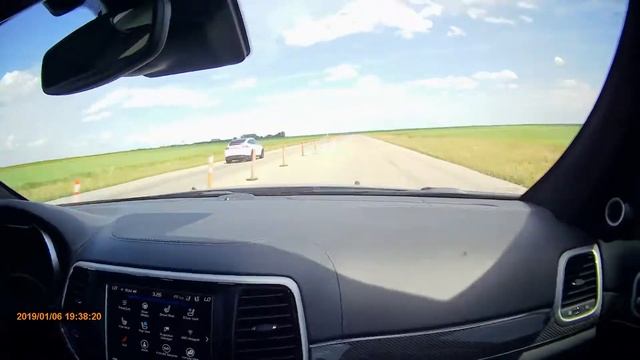 Jeep Trackhawk vs Tesla SUV (possibly modded) 1/2 mile race on closed course.