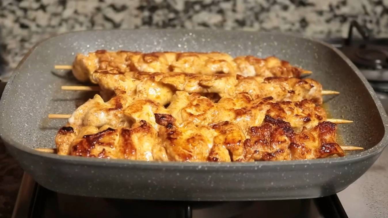 Куриная грудка на сковороде | Рецепт на шпажках
