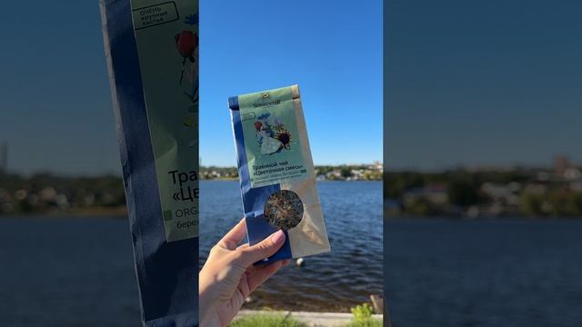 Мята яблочная, календула, листья малины, лепестки подсолнечника, ромашка, цветки василька
