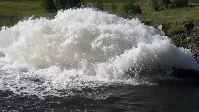 Сброс воды на Сакмарском водохранилище.