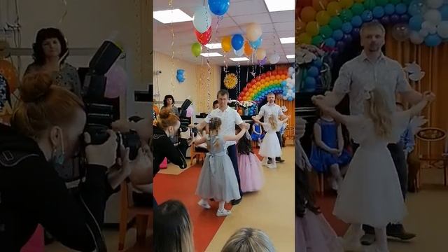 Разве это не мило 😍 танец папы  и дочки 💗