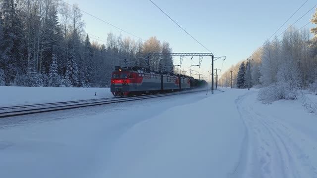 Грузовой состав под ВЛ80с в районе деревни Головизнинцы Кировской области (07.01.2024)