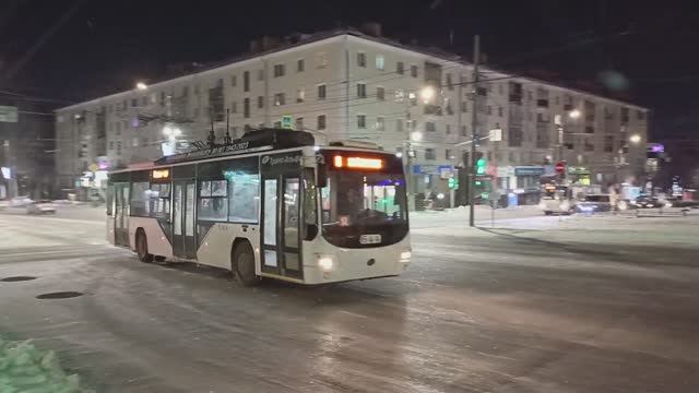 Троллейбус ВМЗ-5298.01 в Кирове на пересечении ул. Воровского и Октябрьского проспекта (06.01.2024)