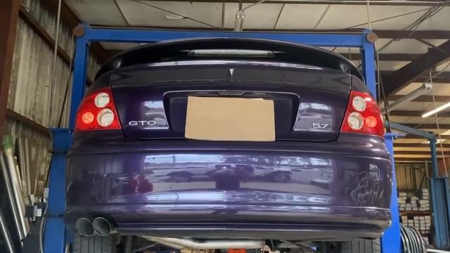 2004 Pontiac GTO: Dual exhaust system