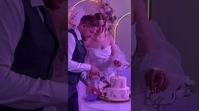 Продолжаем тренд по нарезанию свадебного торта. Жених уронил кусочек  #ведущий #wedding
