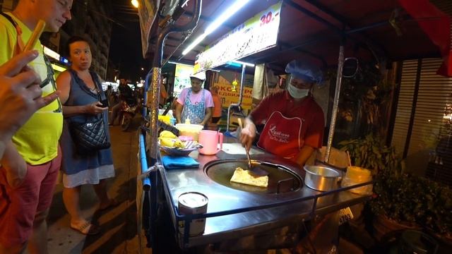 Приготовление тайских блинчиков с начинками из манго и банана