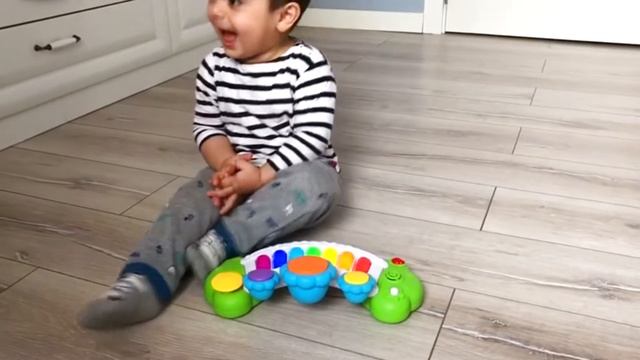 Распаковка и обзор игрушки "Волшебное пианино" 12м+ / Sihirli piyano / Малышу 1 год и 8 месяцев