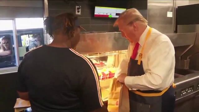 Трамп наконец-то осуществил свою мечту и вышел на работу в сеть фастфуда McDonald's