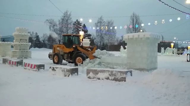 В Барнауле сносят снежный городок на площади Сахарова