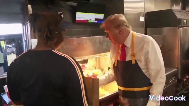 Дональд Трамп наконец-то осуществил свою мечту и вышел на работу в сеть фастфуда McDonald's