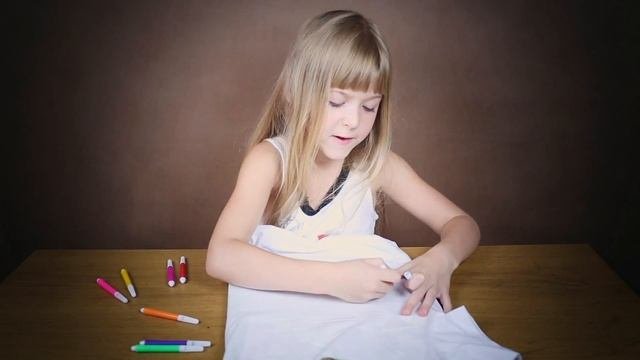 Раскраска Рисуем фломастерами по ткане Видео для девчонок красим майку