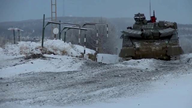 Т-80БВМ на одном из полигонов в Мурманской области.mp4