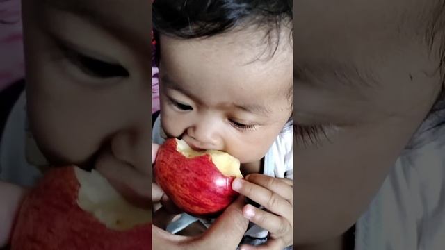 Somony eat apple but her no teeth yet