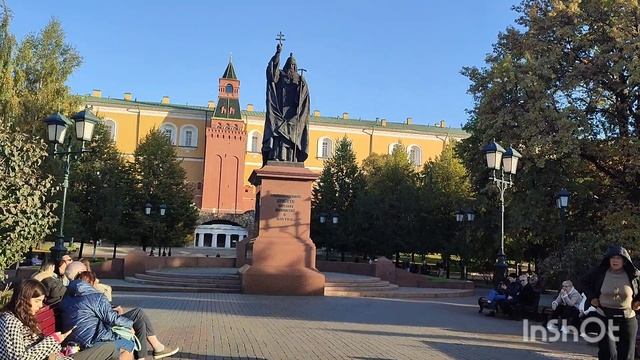 Я шагаю по Москве: в Александровском саду и мимо Большого и Малого театров