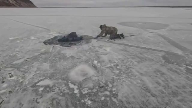 В Якутии двое мужчин спасли пенсионера, провалившегося под лёд.