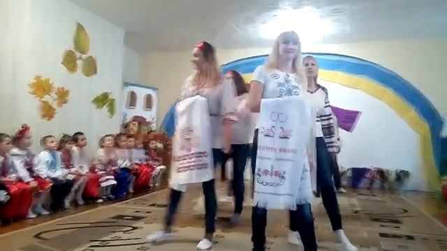 Танец мам с рушниками на украинской ярмарке