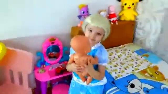 Маргарита купает Беби Борн Как мама играет одевает ухаживает за ребенком