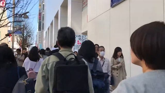 Tokyo Walker! Shinjuku street near Isetan and Apple shop!