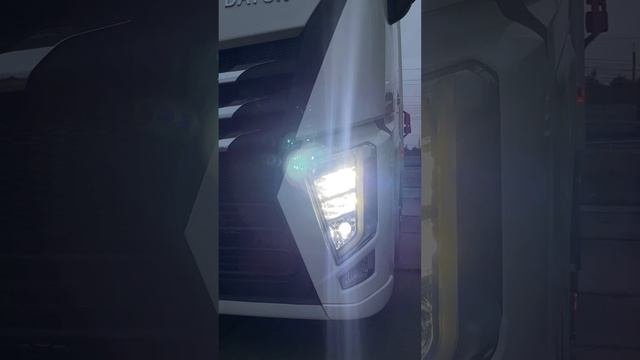 Седельный тягач DAYUN V9 оборудован фарами с современной светодиодной технологией