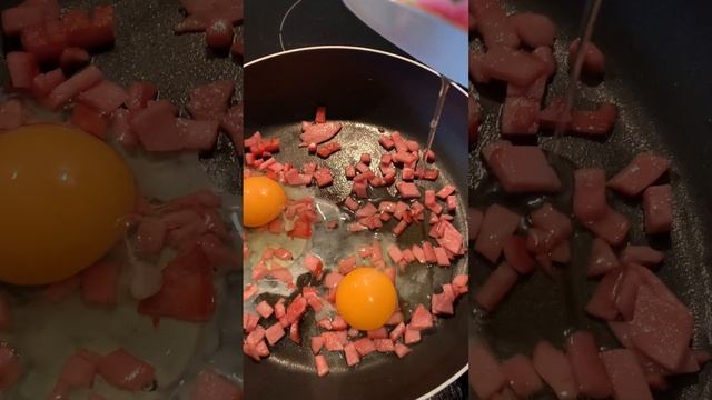 Глазунья с кусочками колбаски #еда #едимдома #едимвкусно #блоггер #лайфстайл  #завтракзапятьминут😋