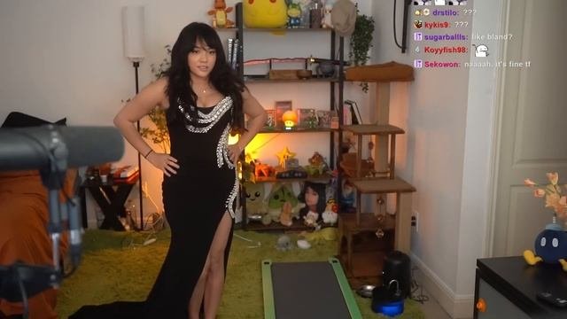 Cinna Shows Her New Dressfor Streamer Awards