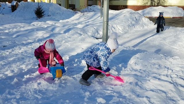 Ксюша и Жанна в саду - 30.01.2017