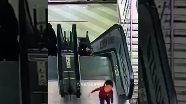 Когда взрослые не смотрят за своими детьми..