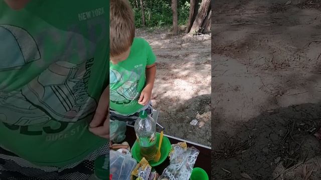 Пока папы рыбачут, сыновья готовят бутерброд ы🌭🌭🌭🌭🤤