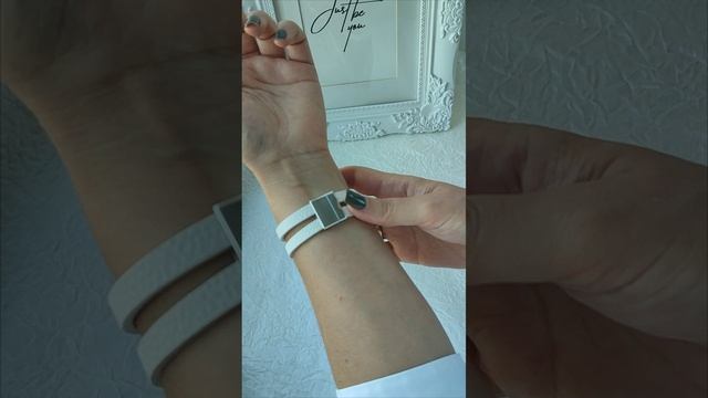 Браслет женский на руку из белой экокожи с вставкой из эпоксидной смолы