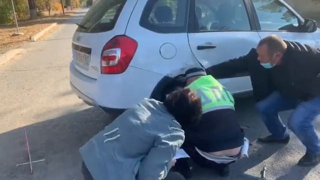 Сотрудники ГИБДД помогли женщине, попавшей в беду