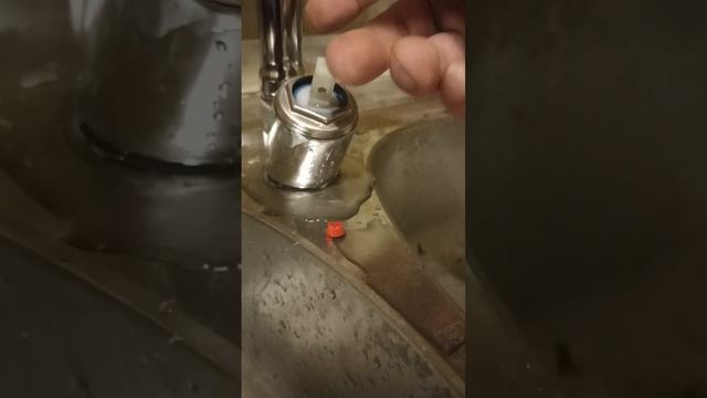 Если из под однорычажного смесителя начала подтекать вода