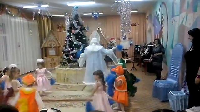 Доченька Людмила снегурочка на елке в детском саду "Аленка" 27.12.14 год