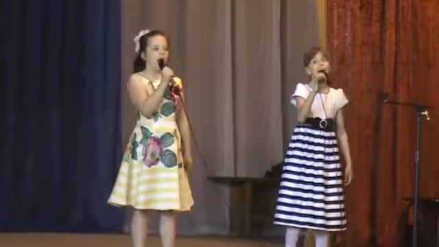 Саша и Аня с песней "Наша родина сильна"