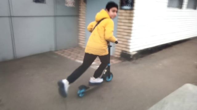 Ползун на самокате