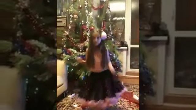 Танец у ёлочки