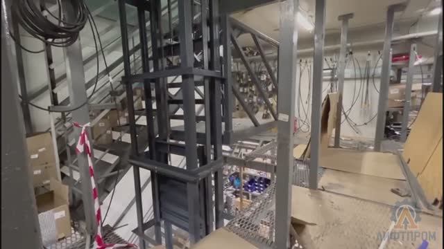 Консольный грузовой подъемник с цепным приводом