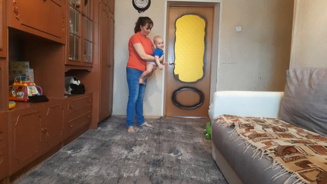 малыш сидит с круглой спиной,упражнения