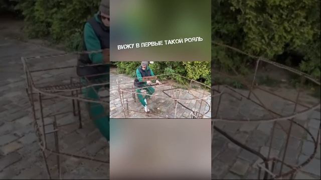 Удивил людей на улице в Пасху.Светлый праздник!Играет странно на рояле!
