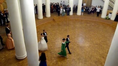 Чернореченский бал - выход участников, танцующих контрданс