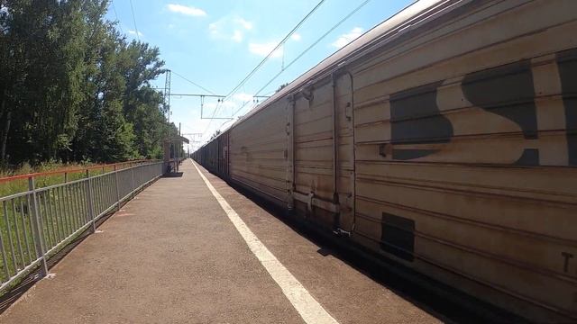 "Самые разные крытые вагоны!" Электровоз ВЛ10У-216 с грузовым поездом. пл. Ашукинская.