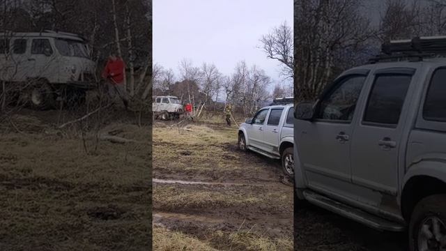 вытаскиваем Isuzu из грязи в князи бобиком 🙌