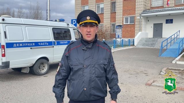 Полицейский оказал помощь жильцам дома в Томской области, где произошёл пожар на одном из балконов
