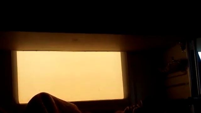 Внутри плацкартного вагона на закате солнца Inside a reserved seat car at sunset 在日落时的预留座位车内 日没時の指定