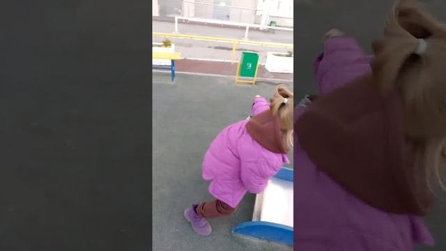 на детской площадке