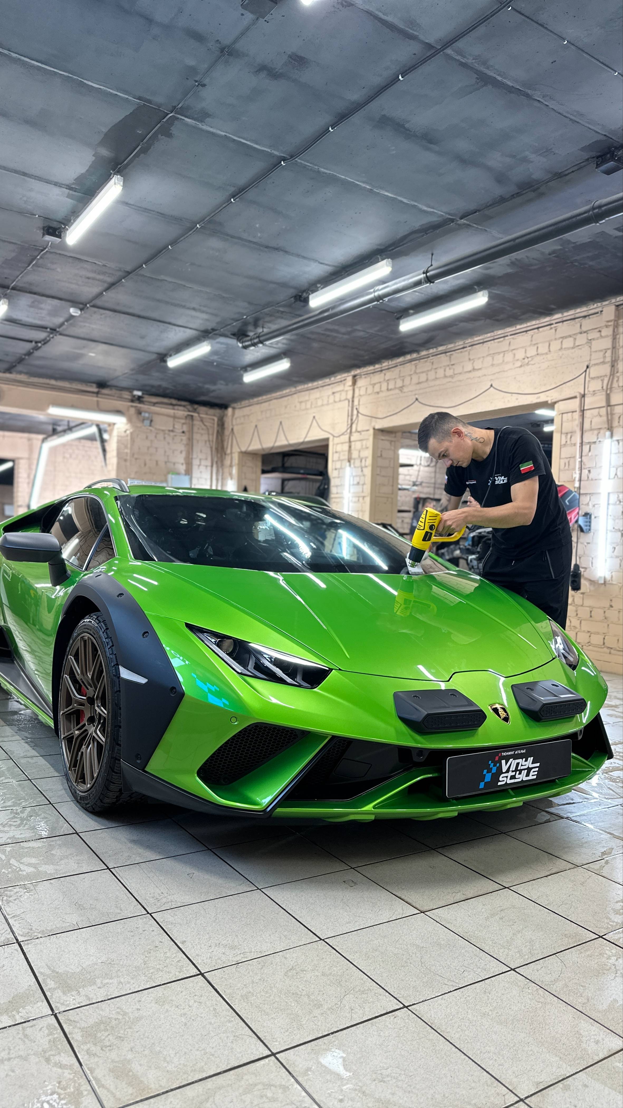 Lamborghini Huracan Sterrato - полировка и бронирование лобового стекла