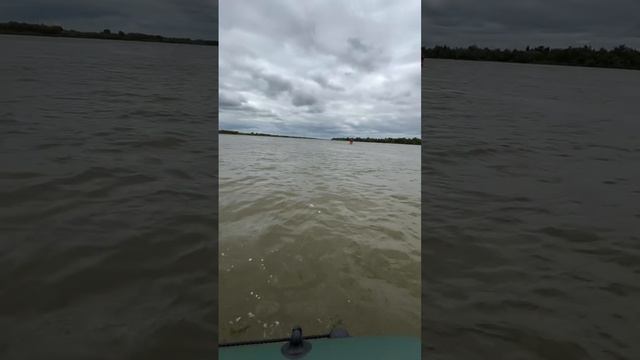 На лодке, с велосипедом, по реке.